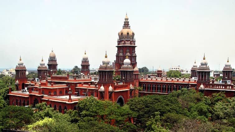 advocate file plea in madras high court to run brothel in kanyakumari tamil nadu court asks to check law degree | Madras High Court: वेश्यालय चलाने की इजाजत लेने हाई कोर्ट पहुंचा वकील, अदालत ने कहा