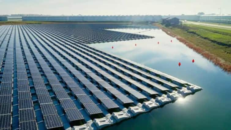 The largest solar power plant floating in water in India does not sink even when the water rises