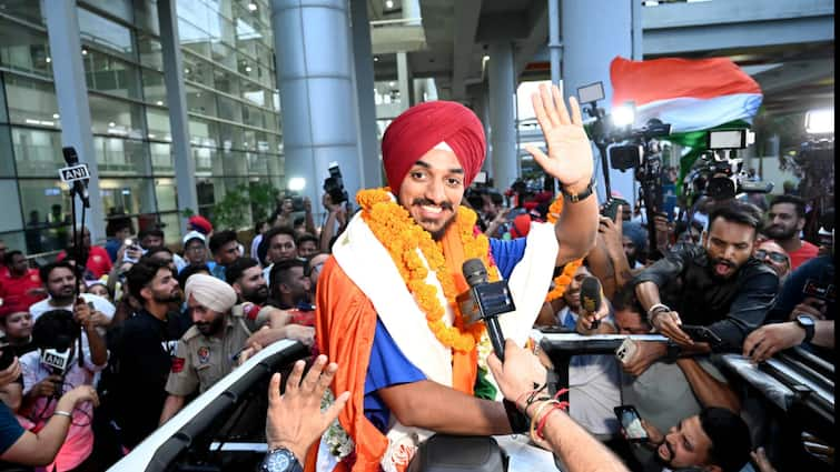 arshdeep singh get grand welcome in punjab open jeep after team india won t20 word cup 2024