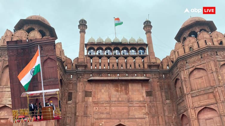 Indian PM hoists the tricolor at the Red Fort on 15th August know where Pakistani PM hoists the flag on 14th August