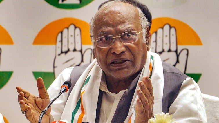 Congress President Malliarjun Kharge writes to Dhankhar over intrusion into his chamber said Unacceptable | खड़गे ने अपने दफ्तर में अनधिकृत प्रवेश को लेकर धनखड़ को लिखा पत्र, बोले